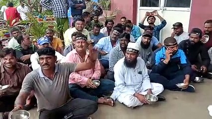 नहीं मिला वेतन...कटोरा लेकर निगम मुख्यालय पहुंचे कर्मचारी