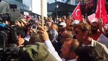 Tanju Özcan, CHP Genel Merkezi önünde
