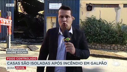 Incêndio destrói galpão e casas são isoladas em BH