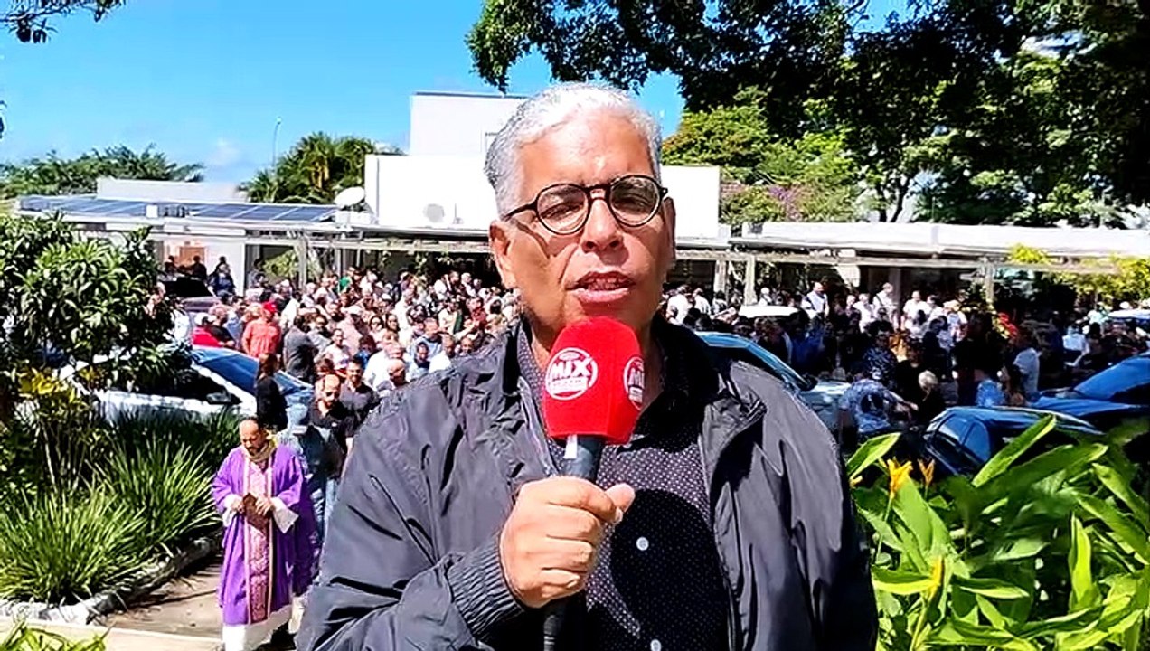 Centenas de pessoas comparecem à despedida de Rogério Farias