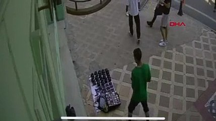 Seyyar satıcının telefonunu çaldı!