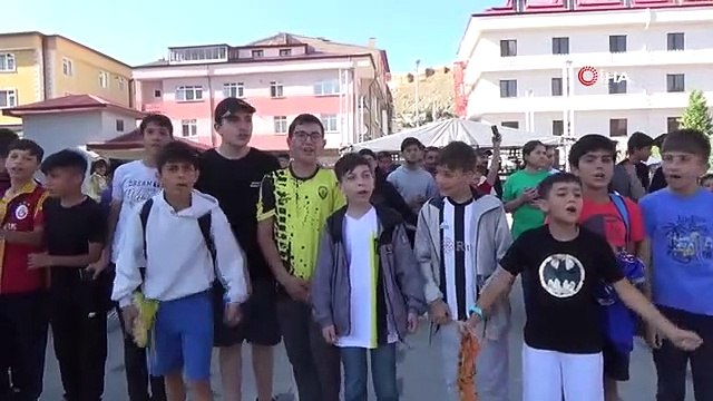 Il y a eu une bousculade lors de la visite de Hakan Çalhanoğlu à Bayburt