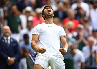 Wimbledon : Carlos Alcaraz surclasse Holger Rune et affrontera Daniil Medvedev en demies !