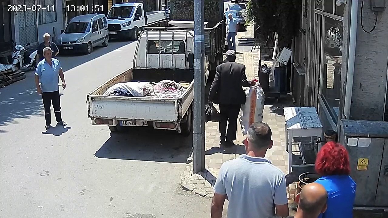 MHP'li kadın yönetici, telefonunu çaldığını iddia ettiği yaşlı adamı tartakladı, iterek yere düşürdü