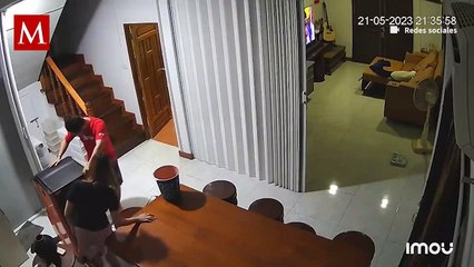 Un gato mordió y rasguñó a su dueño mientras él acomodaba muebles, lo que causó impresión a usuarios