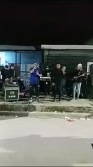 Le dispararon en la frente a un cantante de cumbia en pleno show
