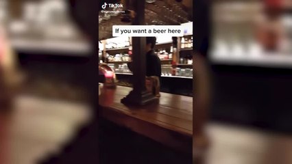 La curiosa forma de un bar de evitar ‘simpas’