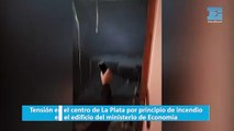 Tensión en el centro de La Plata por principio de incendio en el edificio del ministerio de Economía