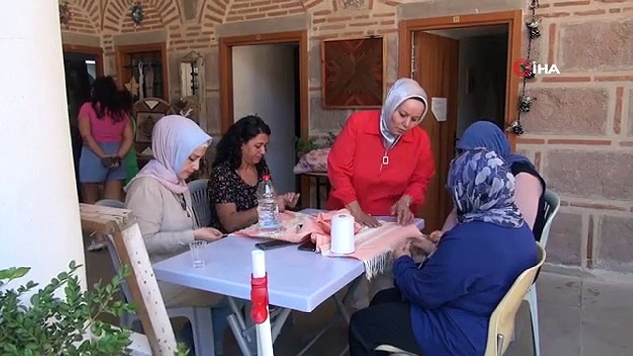 Un tissu de Manisa vieux de 650 ans est coloré avec un art de marbrure vieux de mille ans