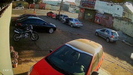 Homens batem na traseira de carro para roubar veículo, em Taguatinga