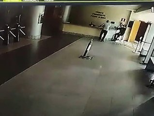 Vídeo: homem assina divórcio e tem reação inusitada no fórum; veja