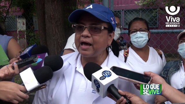 Aplican vacunas contra la Covid-19 a familias del barrio Dinamarca