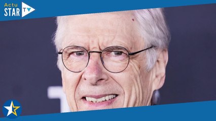 Arsène Wenger : l'entraîneur de légende de 73 ans vu avec une jeune et jolie brune sur une plage de