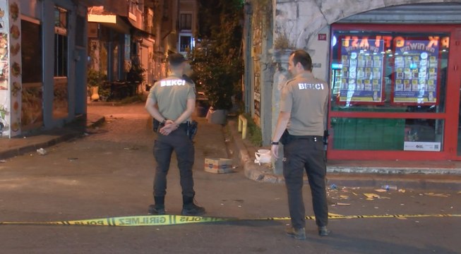 Fatih'te iki grup arasında çıkan silahlı kavgayı mahalle bekçileri havaya uyarı ateşi açarak ayırdı