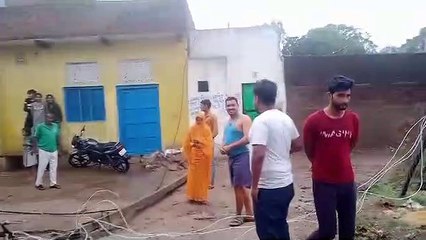 टूटे पड़े बिजली के खंबे, नहीं बदले जा रहे