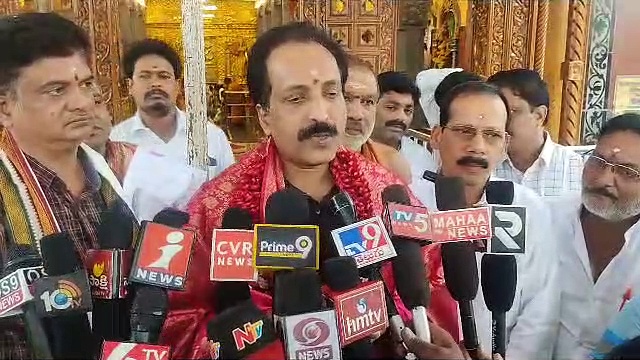 சந்திரயான் 3 வெற்றி பெற செயற்கைகோள் மாதிரியை கடவுள் காலடியில் வைத்து இஸ்ரோ குழுவினர் சிறப்பு வழிபாடு