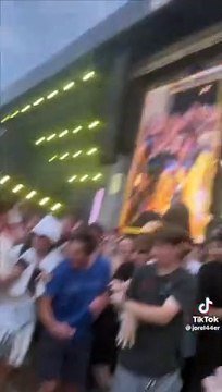 Il tente un saut dans le public depuis la scène mais va avoir très mal au dos