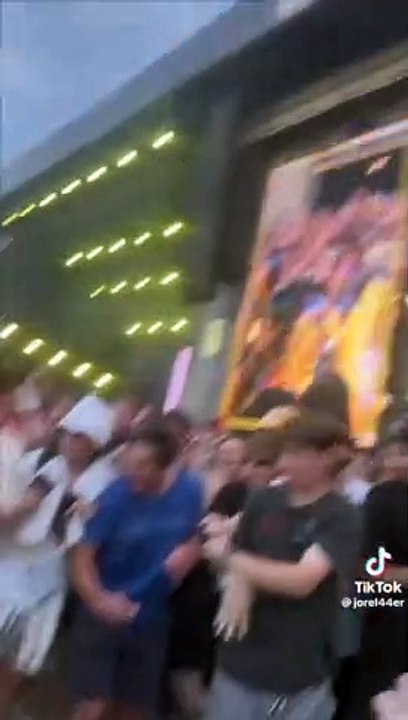 Il tente un saut dans le public depuis la scène mais va avoir très mal au dos