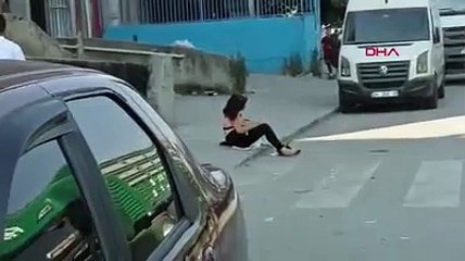 Yol kenarında soyunan kadını izleyen süreciler trafiği birbirine kattı