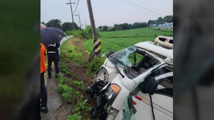 빗길에 미끄러진 트럭 논으로 추락...전신주 부러져 / YTN