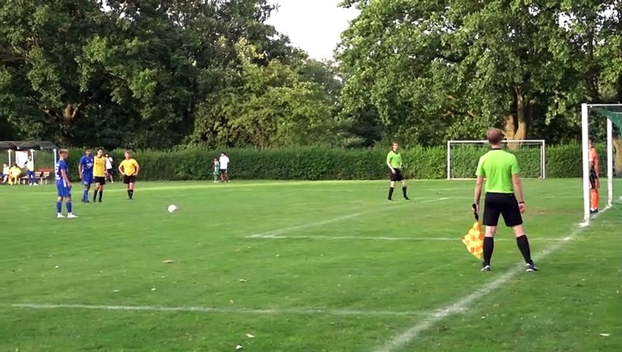 Elfmeter von Milo Apel (SV Groß Ellershausen/Hetjershausen) gegen die U19 des 1. SC Göttingen 05