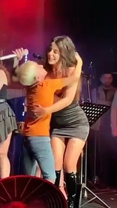 Galatasaraylı küçük hayranı Simge Sağın’ı sahnede öpücüklere boğdu: Sadece öpmedi beni yedi küçük Icardi