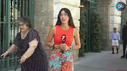 Una anciana espera paciente a que termine el directo de una reportera para dar su opinión: «Ole tu coño»