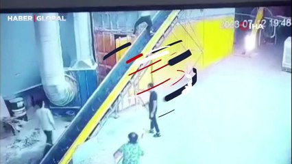 Kereste fabrikasındaki korkunç patlama anı kamerada! İşçiler böyle ölümden döndü