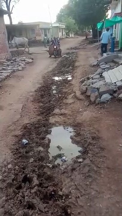 पाइप बिछाने के लिए गलियों में गड्ढा खोदकर छोड़ा...