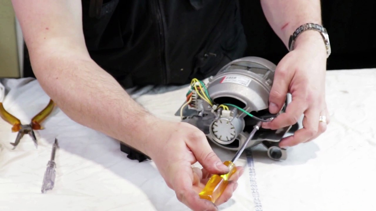 Comment changer les charbons moteur de mon lave-linge ?