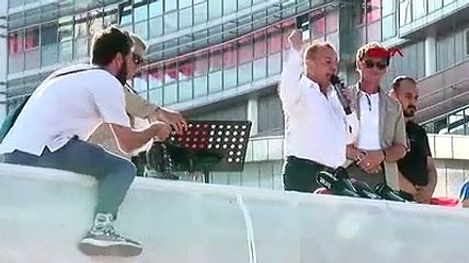 Tanju Özcan, CHP önüne koltuk fırlattı! "Kılıçdaroğlu al bu koltuğu git evinde otur, torunlarını sev"