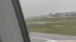 Avião da Latam derrapa em pouso, sai da pista e fecha aeroporto em Florianópolis