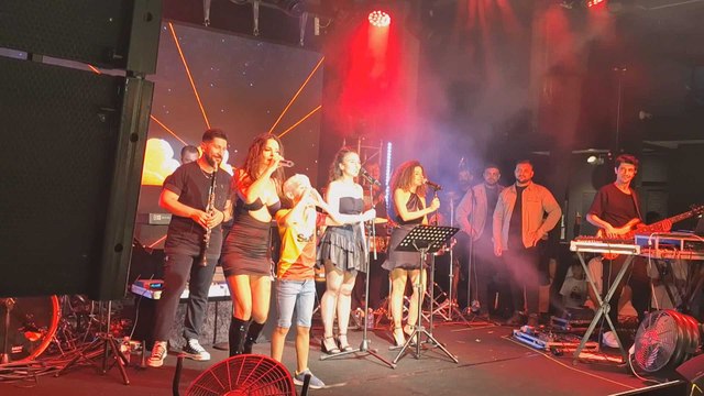 Simge Sağın'a sahnede saçlarını Icardi gibi sarıya boyayan minik hayranı eşlik etti