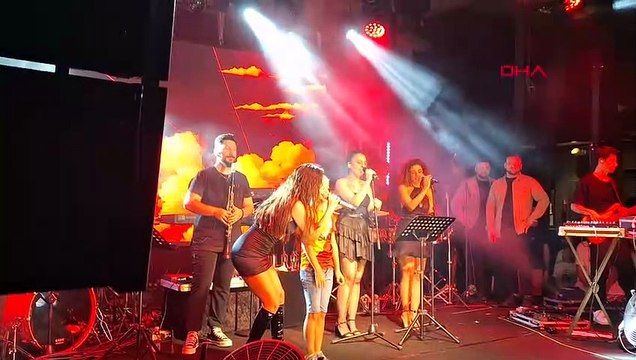 Simge Sağın'a sahnede saçlarını Icardi gibi sarıya boyayan minik hayranı eşlik etti