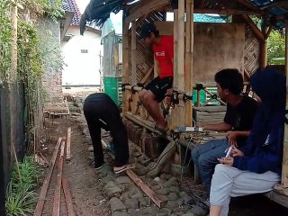 Mahasiswa KKN dan Petani Kampung Darim Merakit Sangkar Cuaca