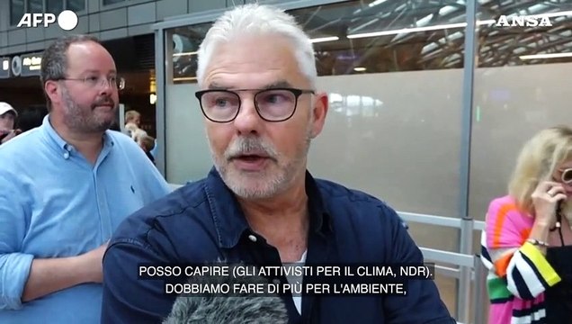 Blitz di Last Generation, attivisti per il clima bloccano l'aeroporto di Amburgo