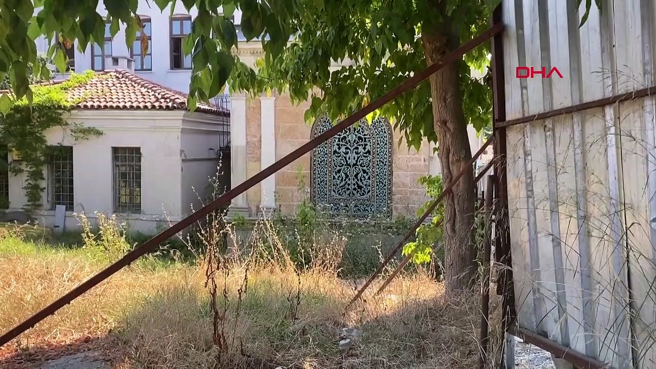 Eyüpsultan'da bulunan Adile Sultan Türbesi çökme riskiyle karşı karşıya