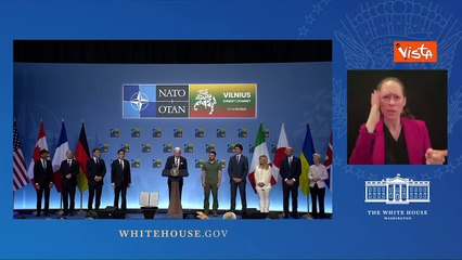 Ennesima gaffe di Biden, al vertice di Vilnius chiama Zelensky "Vladimir"