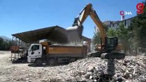 Malatya’da ağır hasarlı binaların yıkımı devam ediyor