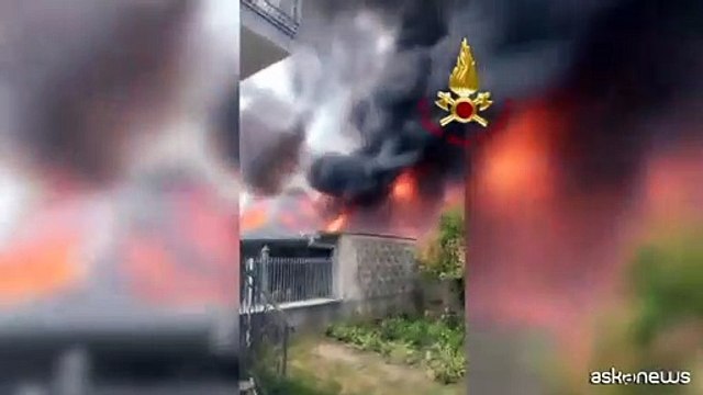 Incendio in uno stabilimento conserviero di Sant'Antonio Abate (Na)