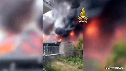Incendio in uno stabilimento conserviero di Sant'Antonio Abate (Na)