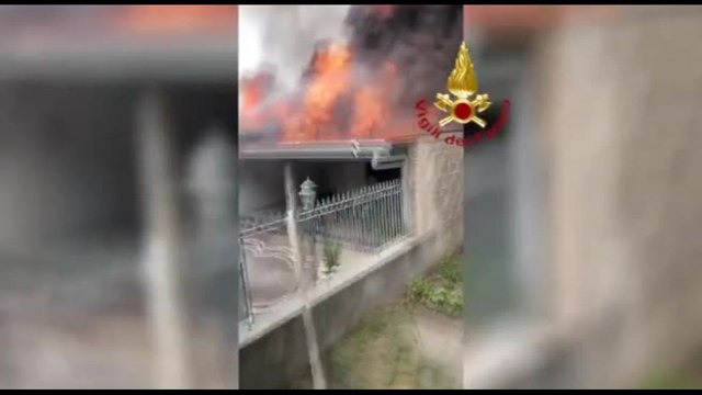 Incendio in uno stabilimento conserviero di Sant'Antonio Abate (Na)