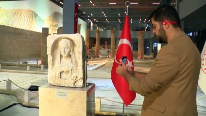 La stèle funéraire enlevée de l'ancienne ville de Zeugma en Italie est renvoyée en Turquie