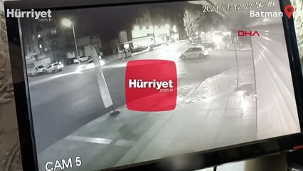 Batman'da iki polisin yaralandığı kaza güvenlik kamerasında