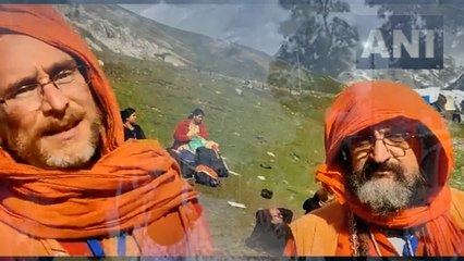 অমরনাথের পথে বিদেশি পূণ্যার্থীরা, গেরুয়া বসন গায়ে স্মরণ স্বামী বিবেকানন্দকেও  | Oneindia Bengali