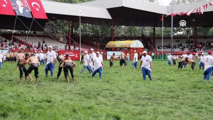 EDİRNE - Kırkpınar'da pehlivanlar sağanak altında güreşti