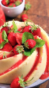 CUISINE ACTUELLE - Gâteau de semoule aux fraises et coulis de fraise