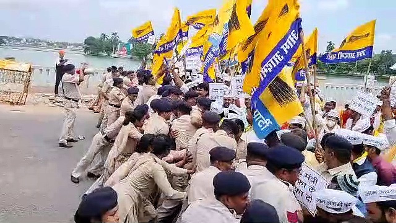 आम आदमी पार्टी के कार्यकर्ताओं ने शिक्षा मंत्री...