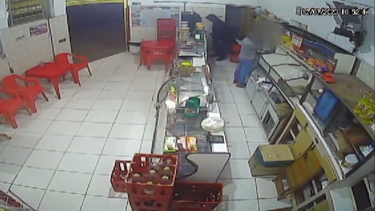 Dono de padaria reage a assalto e luta com bandidos em Limeira; veja vídeo