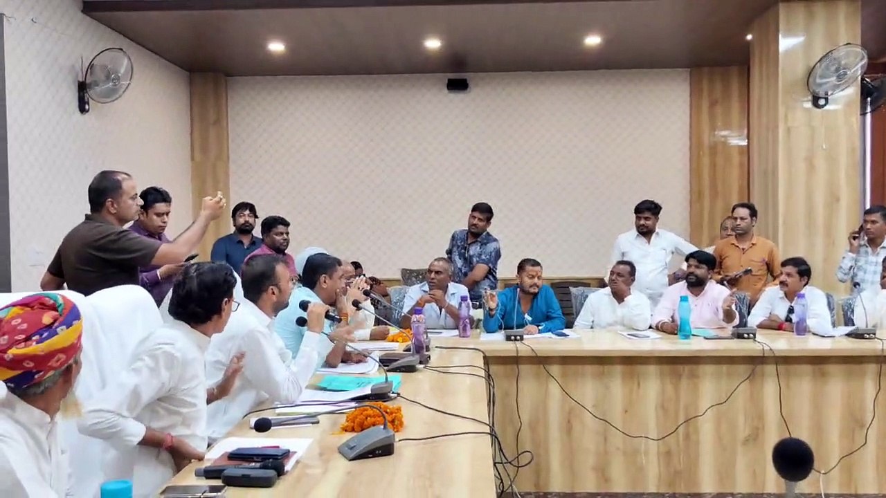 सभापति के भाई की दखलअंदाजी पर भाजपा पार्षदों ने किया बहिष्कार, काले झंडे लहराए, देखें Video